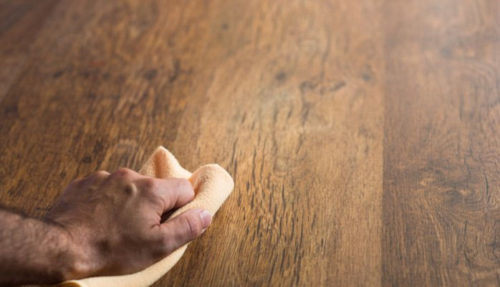 Nettoyer un meuble en bois